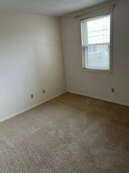 210 W Center St, Madison, SD for sale - Interior Photo - Image 3 of 11