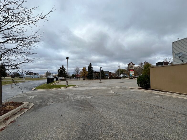 859 Lombardi Ave, Green Bay, WI for sale - Building Photo - Image 3 of 11