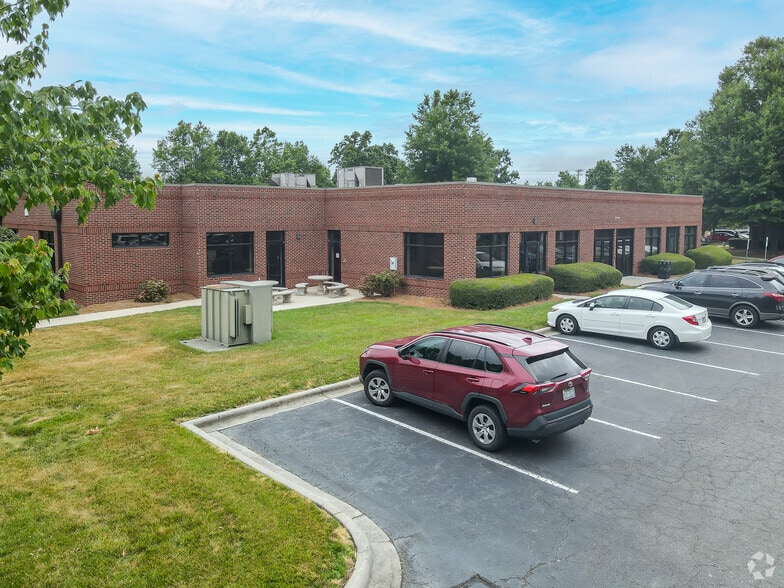 10320 Mallard Creek Rd, Charlotte, NC for lease - Building Photo - Image 3 of 17