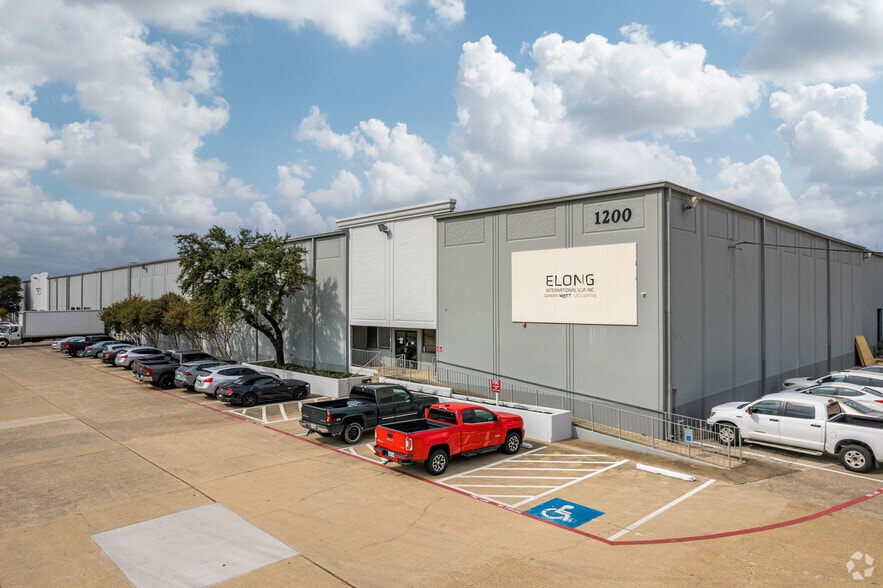 1200-1210 W Crosby Rd, Carrollton, TX for lease - Primary Photo - Image 1 of 9