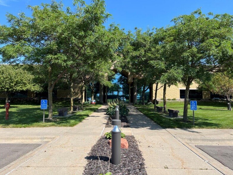 20855 Kensington Blvd, Lakeville, MN for lease - Building Photo - Image 1 of 16