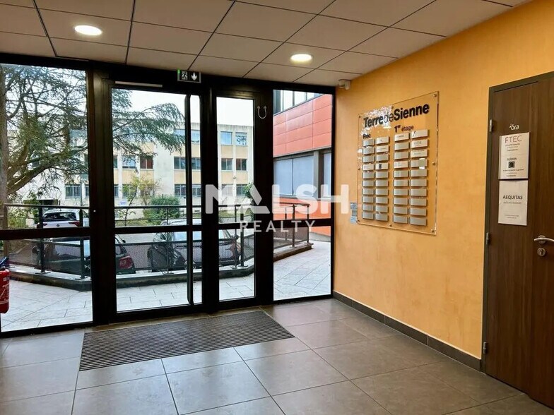 Office in CHAMPAGNE-AU-MONT-D'OR for sale - Lobby - Image 3 of 11