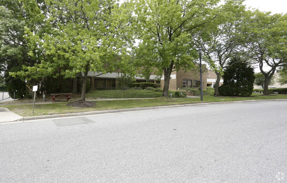 81 Executive Blvd, Farmingdale, NY for lease - Building Photo - Image 1 of 4