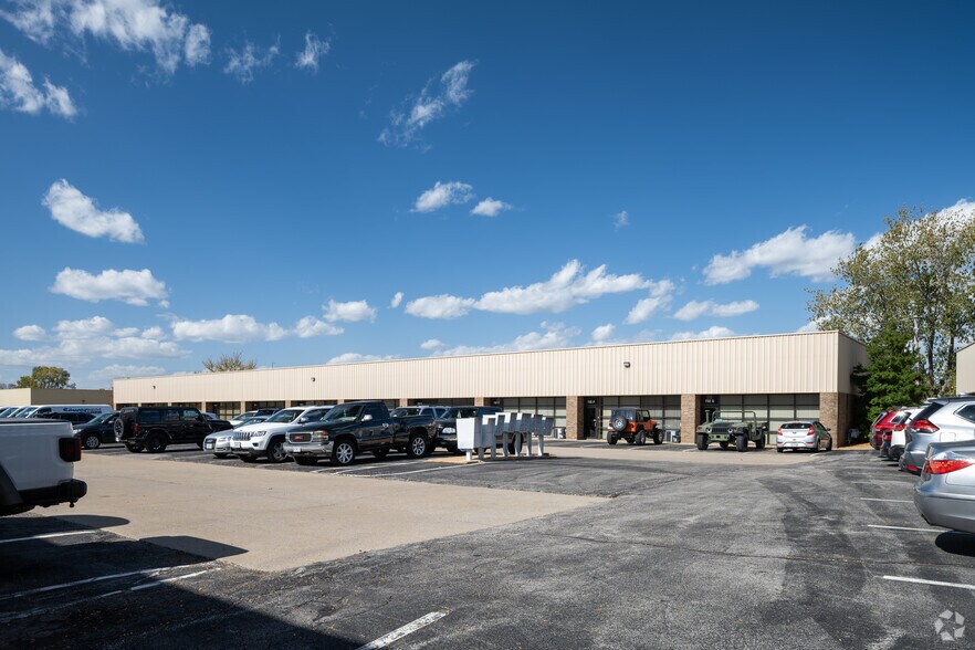 700-732 Crown Industrial Ct, Chesterfield, MO for sale - Primary Photo - Image 1 of 1