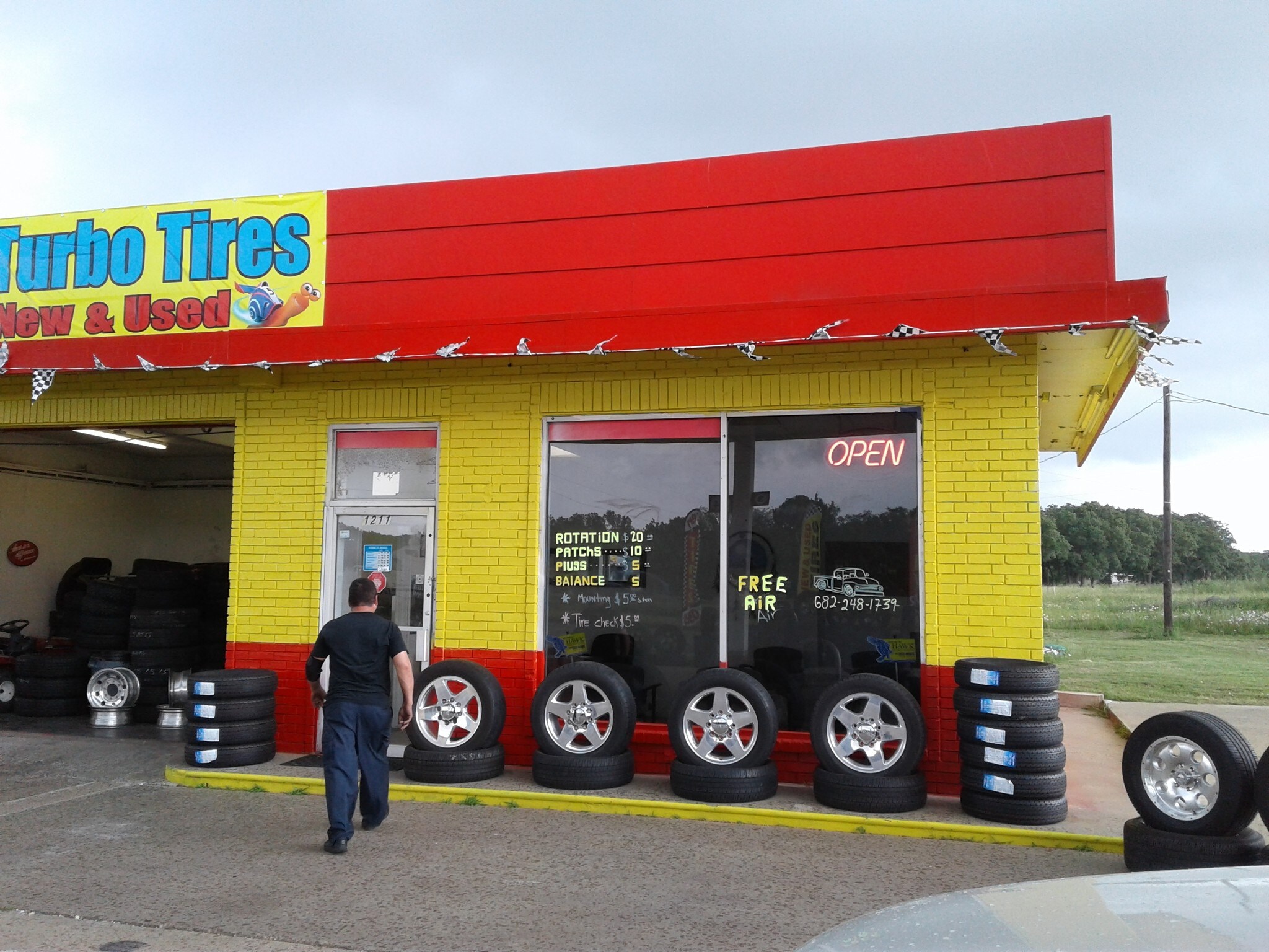 1211 S Parkway Dr, Alvarado, TX 76009