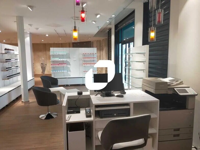 Retail in Bordeaux for lease - Building Photo - Image 2 of 16