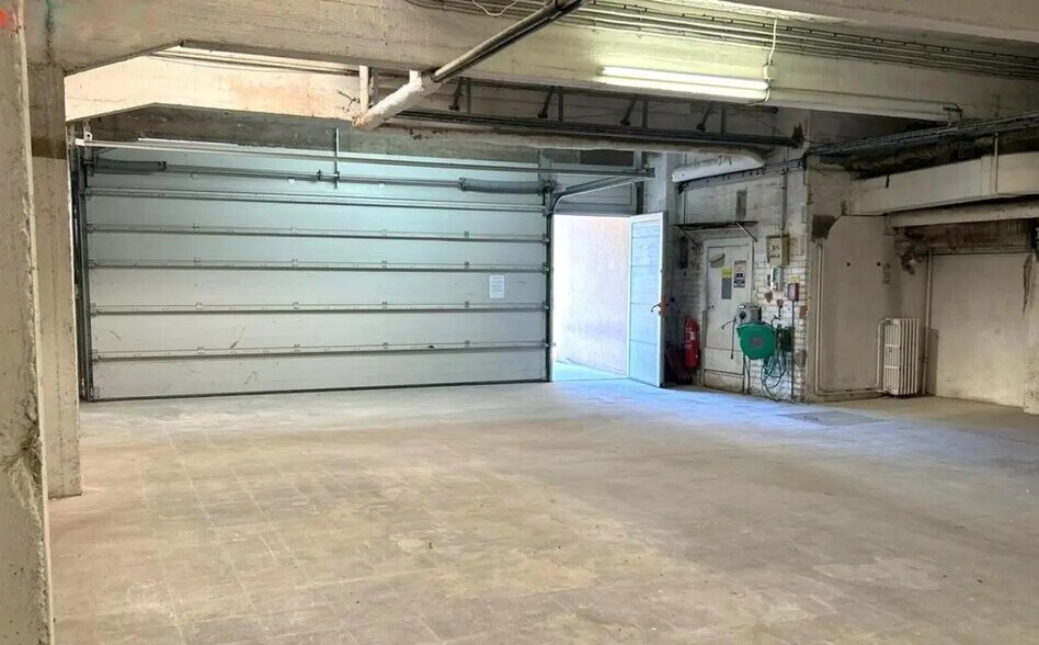 Flex in Le Mesnil-le-Roi for lease - Interior Photo - Image 3 of 7