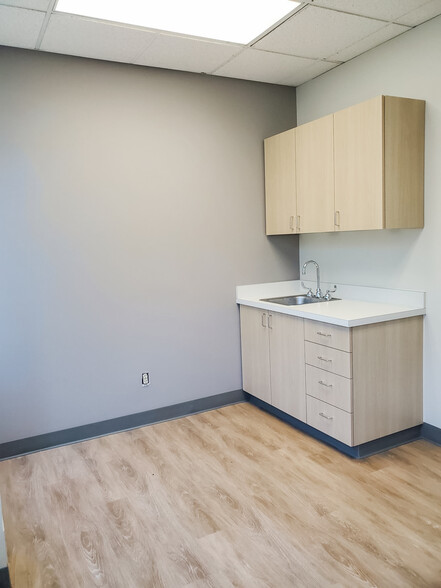 8614 NE Mill Plain Blvd, Vancouver, WA for lease - Interior Photo - Image 3 of 7