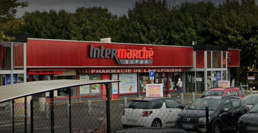 Retail in Noiseau for lease - Building Photo - Image 1 of 1