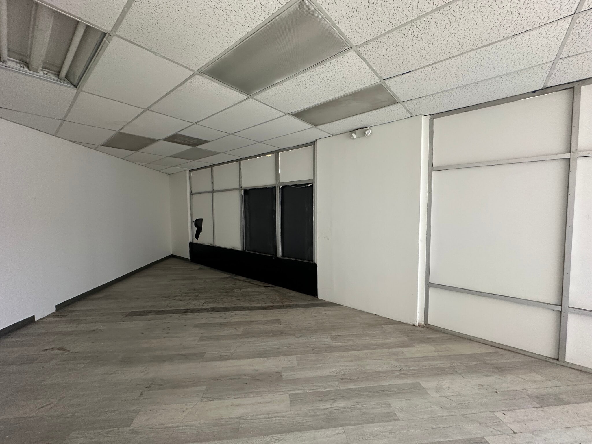 601 E Century Blvd, Los Angeles, CA for lease Interior Photo- Image 1 of 4