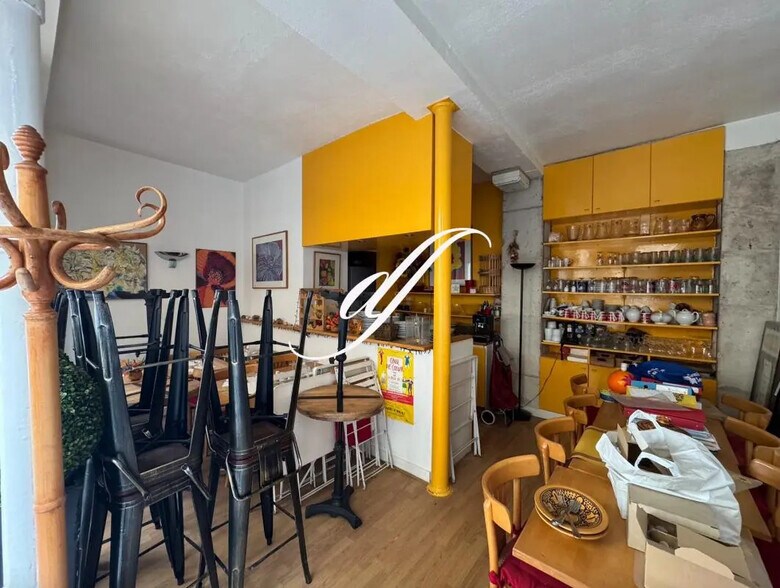 Retail in Paris for lease - Interior Photo - Image 2 of 3