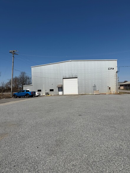 124A Davis St, Portland, TN for lease - Primary Photo - Image 1 of 5