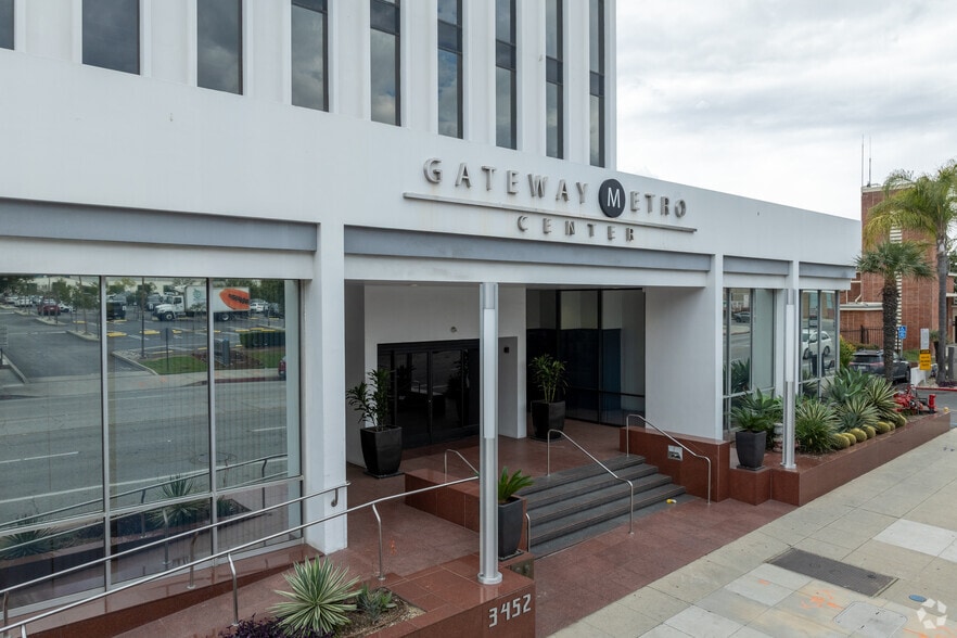 3452 E Foothill Blvd, Pasadena, CA for lease - Building Photo - Image 2 of 10