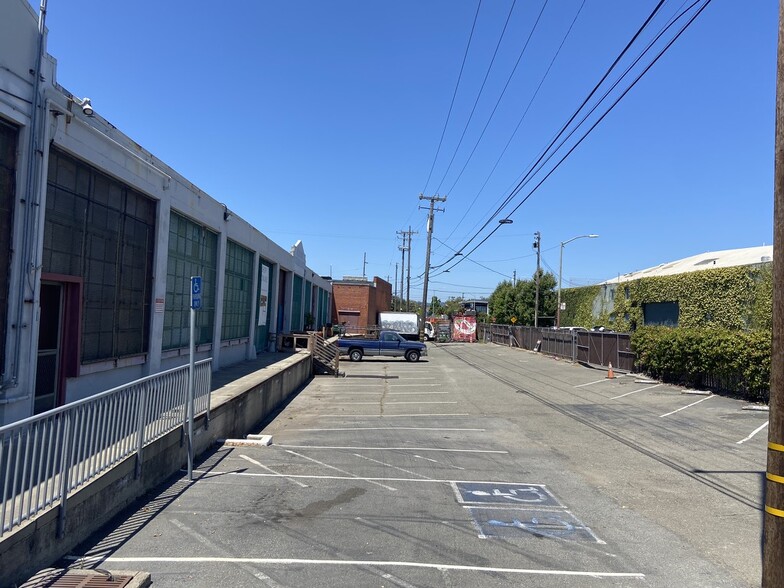 954 60th St, Oakland, CA for lease - Building Photo - Image 3 of 7