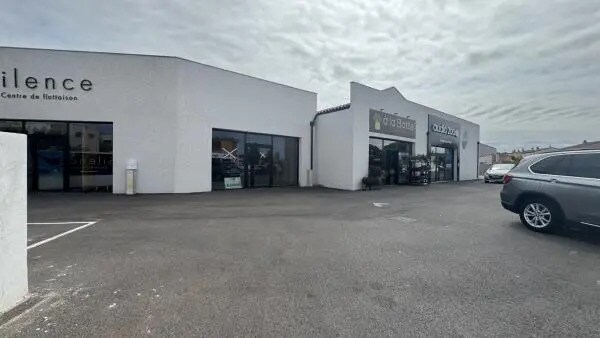 Retail in Saint-Estève for lease Building Photo- Image 1 of 2