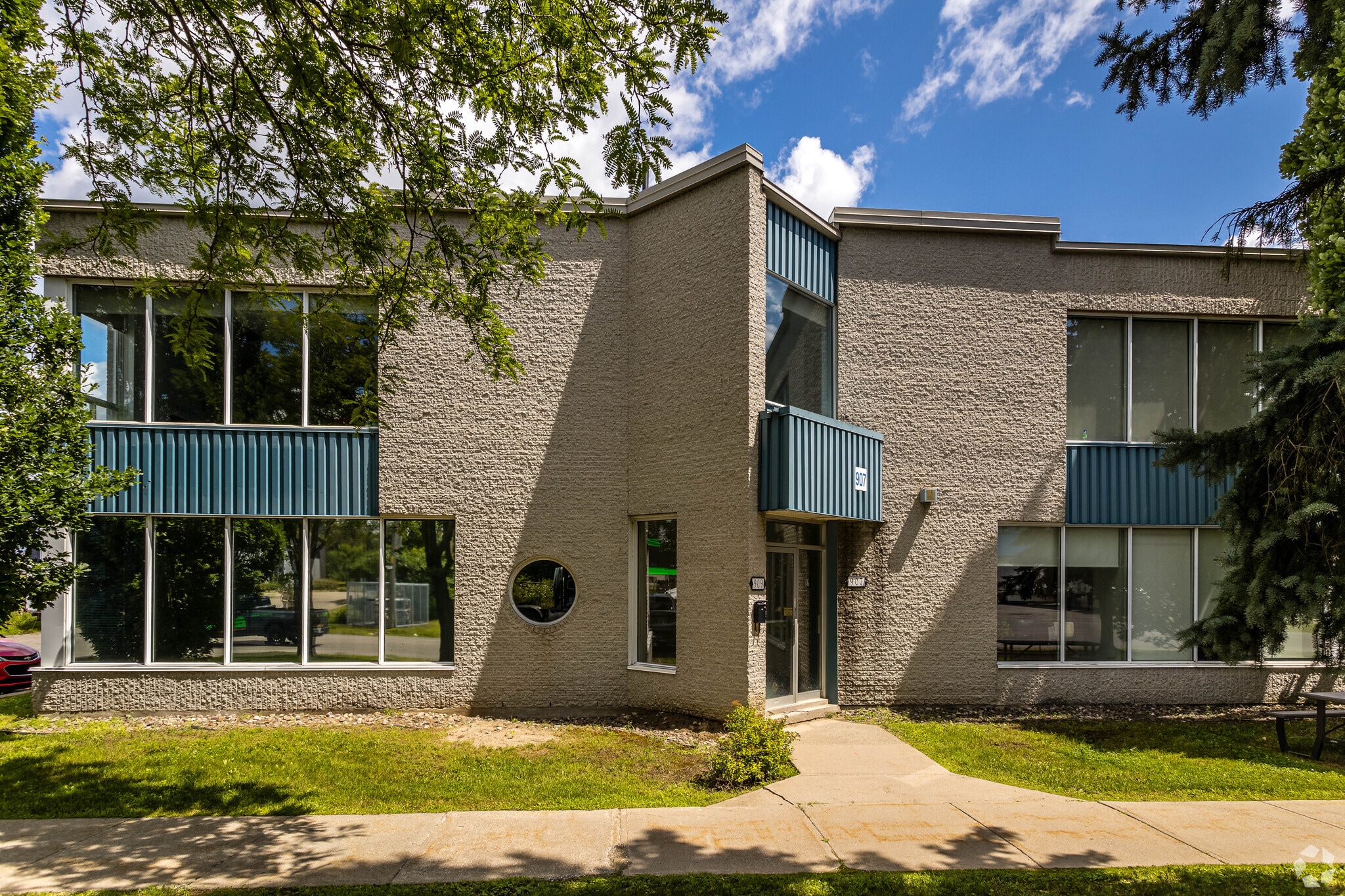 901-909A Boul Du Curé-Boivin, Boisbriand, QC for sale Primary Photo- Image 1 of 1