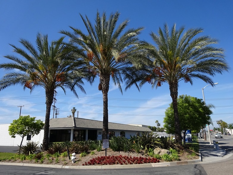 2700 S Main St, Santa Ana, CA for lease - Building Photo - Image 2 of 4