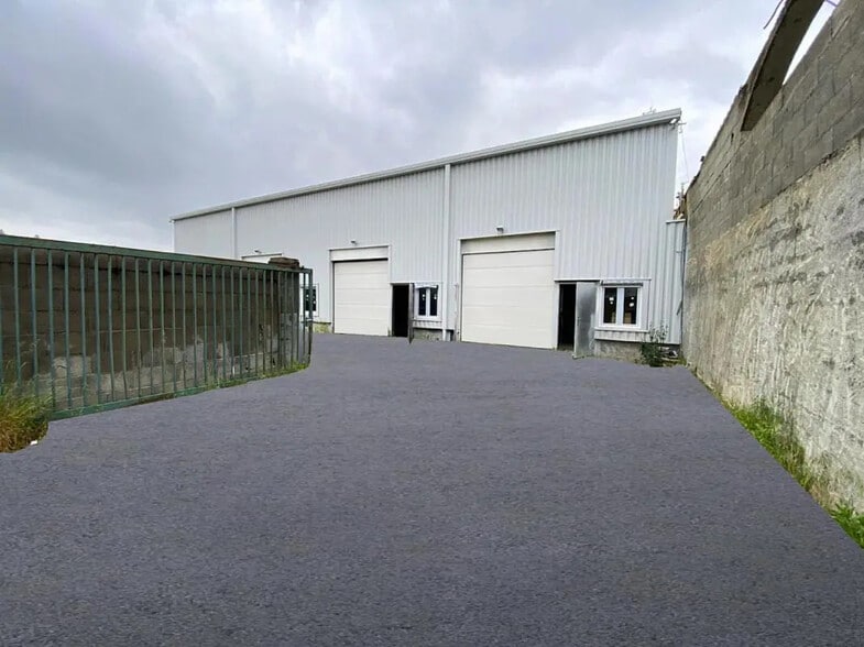 Flex in Saint-Genis-Laval for sale - Building Photo - Image 1 of 3