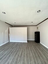 24262 Walnut St, Newhall, CA for lease Interior Photo- Image 2 of 4