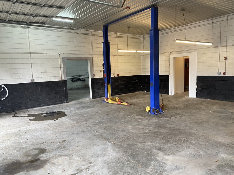 190 Church Circle Ln, Bunnlevel, NC for sale - Interior Photo - Image 2 of 24