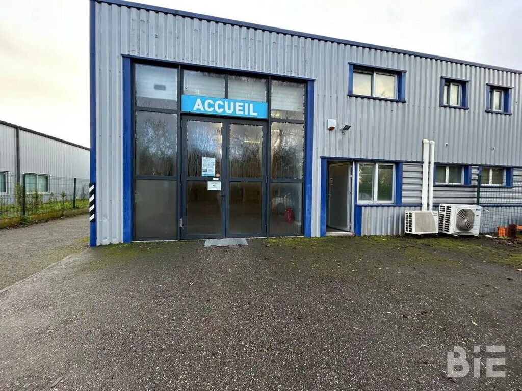 Location Local d'activités 200 m² - Photo 1