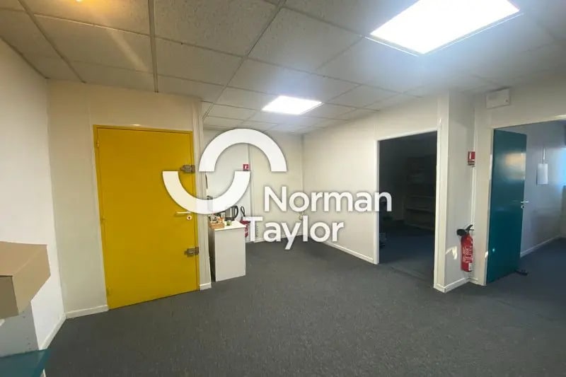 Office in Montpellier for lease - Interior Photo - Image 2 of 10