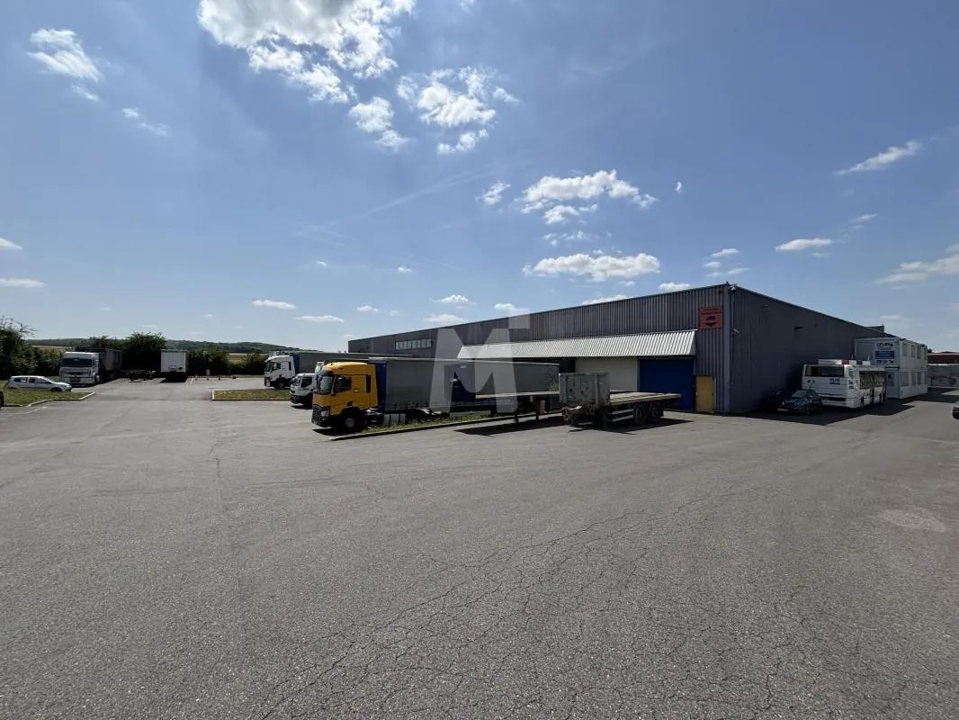 Flex in Égly for lease Building Photo- Image 1 of 12