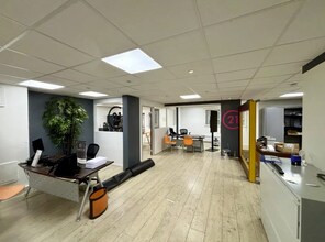 Retail in Chaville for lease Interior Photo- Image 2 of 6