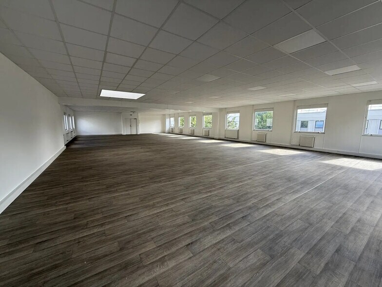 9 Chaussée Jules César, Osny for sale - Interior Photo - Image 3 of 5