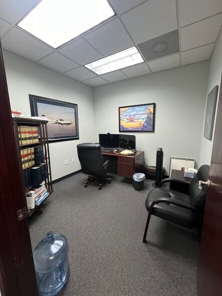 21620-21628 Midland Dr, Shawnee, KS for lease - Interior Photo - Image 3 of 21