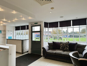 8 Market Sq, Dunstable for lease Interior Photo- Image 1 of 4