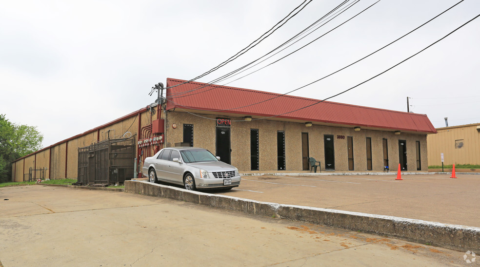 3880 Ledbetter Dr W, Dallas, TX for lease - Primary Photo - Image 3 of 11