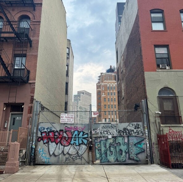 215 Henry St, New York, NY for sale - Primary Photo - Image 1 of 2