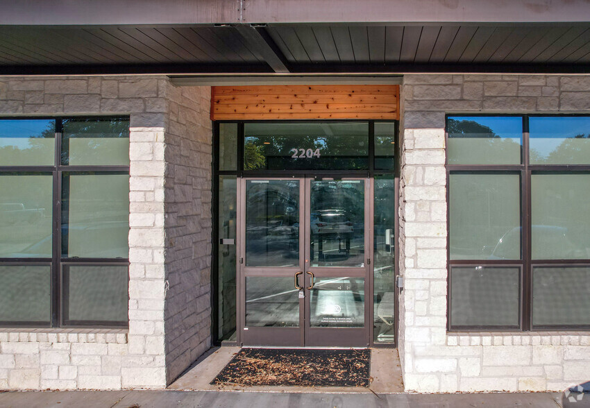 2204 Western Trails Blvd, Austin, TX for lease - Building Photo - Image 2 of 10