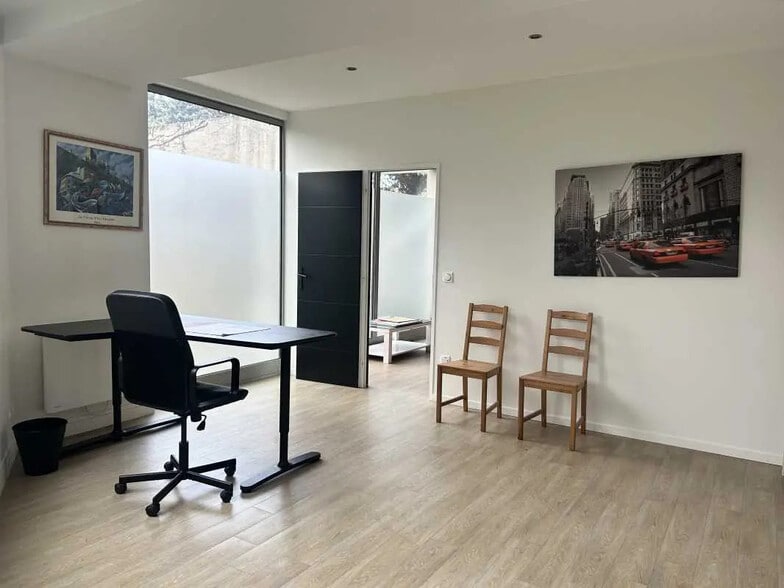 Office in Lyon for lease - Interior Photo - Image 3 of 6