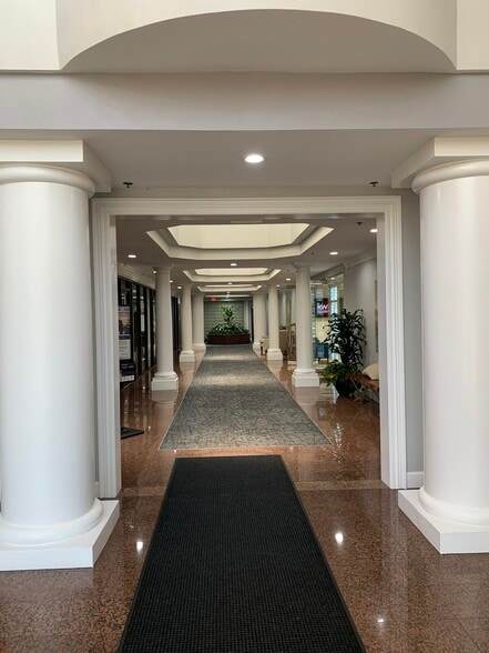 23670 Hawthorne Blvd, Torrance, CA for lease - Building Photo - Image 2 of 15