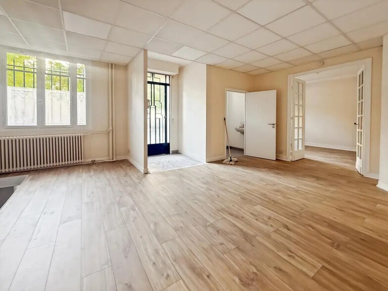 Office in Clichy for lease - Building Photo - Image 1 of 7