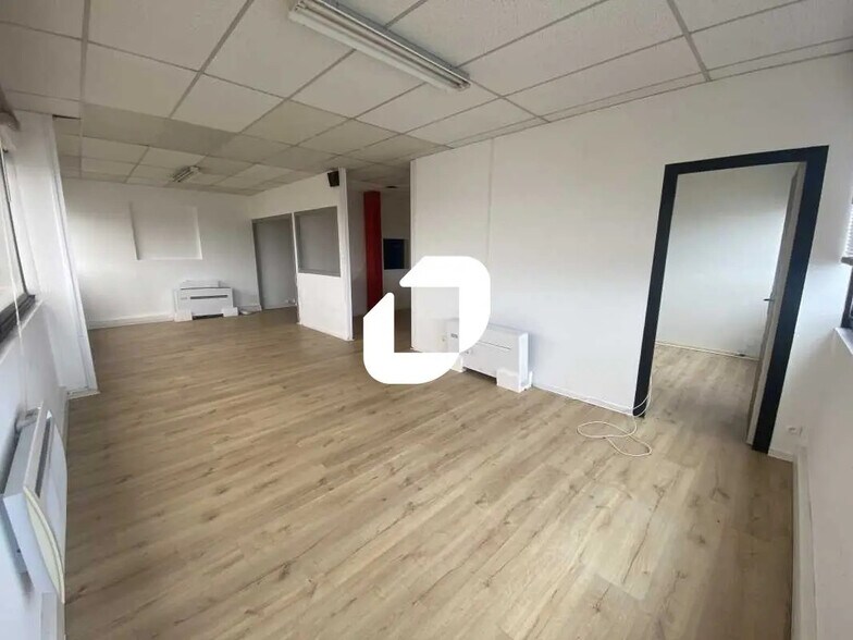 Office in Blanquefort for lease - Building Photo - Image 2 of 27