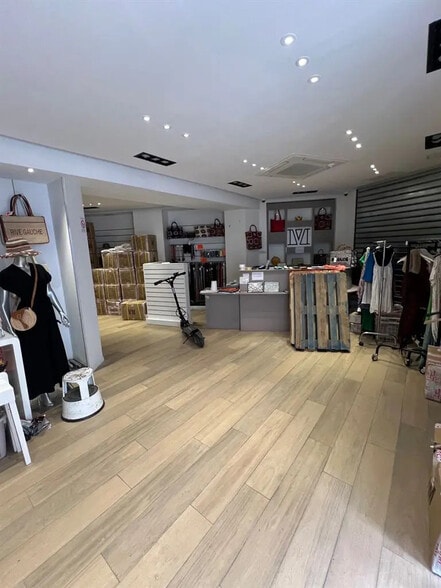 Retail in Paris for lease - Interior Photo - Image 1 of 10