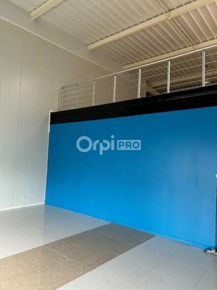 Retail in Bétheny for lease - Interior Photo - Image 2 of 9