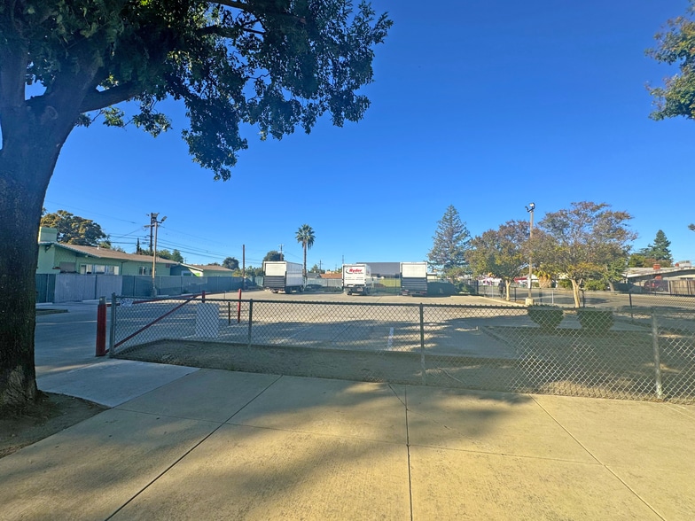 Prime Retail Corridor Opportunity portfolio of 3 properties for sale on LoopNet.com - Building Photo - Image 3 of 8