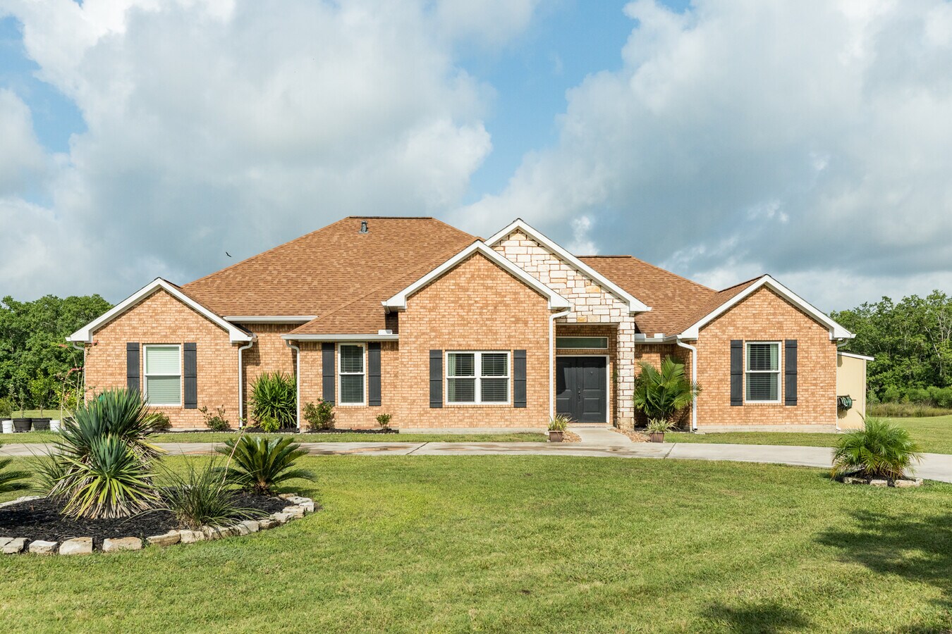 4302 County Road 203, Liverpool, TX 77577