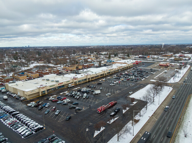 500-558 E North Ave, Glendale Heights, IL for lease - Building Photo - Image 2 of 13