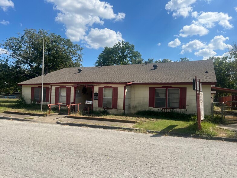 102 E 9th St, Kaufman, TX for sale - Primary Photo - Image 1 of 1