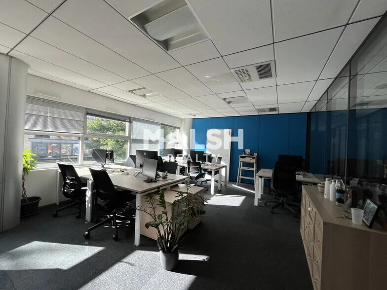 Office in Lyon for lease - Building Photo - Image 2 of 23