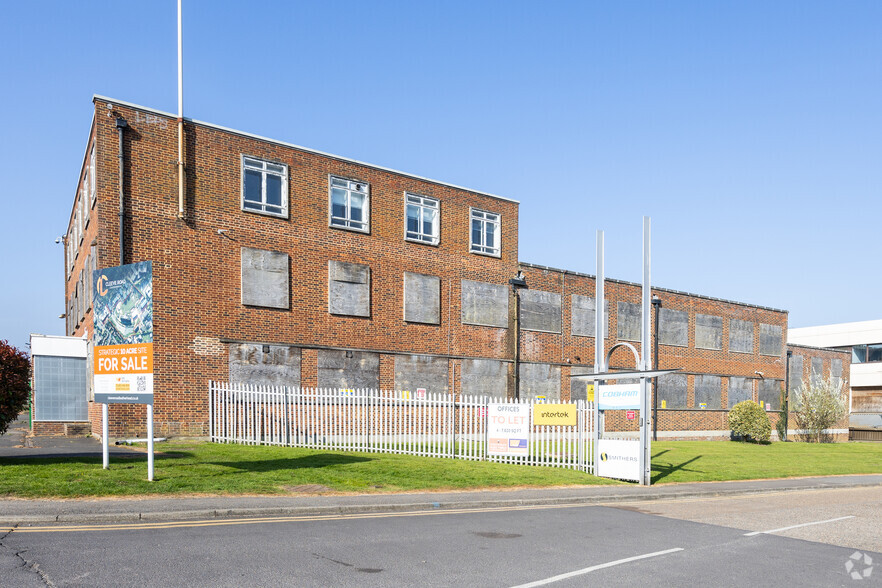 Cleeve Rd, Leatherhead for sale - Building Photo - Image 2 of 3