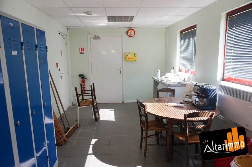 Flex in Châteaudun for sale - Building Photo - Image 3 of 5