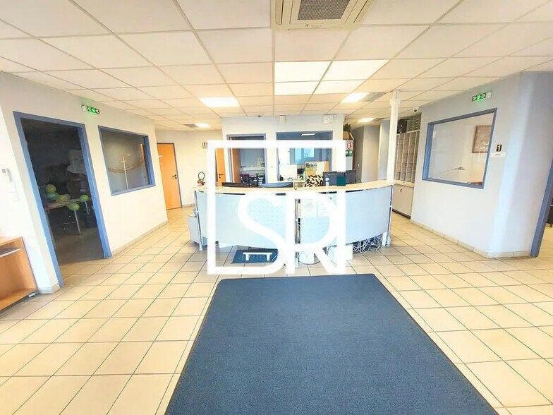 Office in Clermont-Ferrand for lease - Lobby - Image 3 of 12