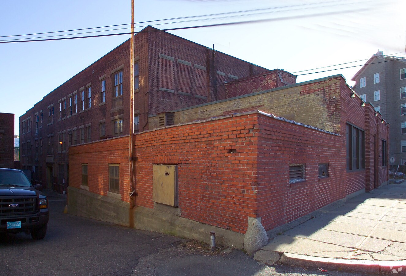 138 Hartwell St, Fall River, MA 02721