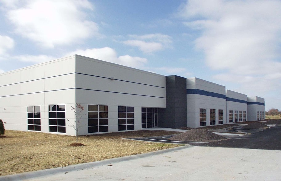 201-215 Stag Industrial Blvd, Lake Saint Louis, MO for lease - Building Photo - Image 3 of 15